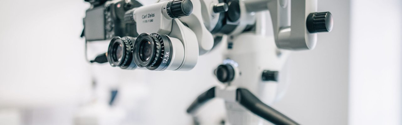 Bílé výplně zhotovené pod mikroskopem